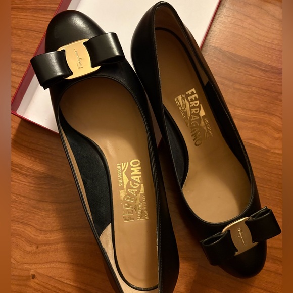 Salvatore Ferragamo Vara Soft Pump 7B